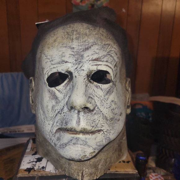 Michael Myers Halloween 2018 Mask - Picture 1 of 3